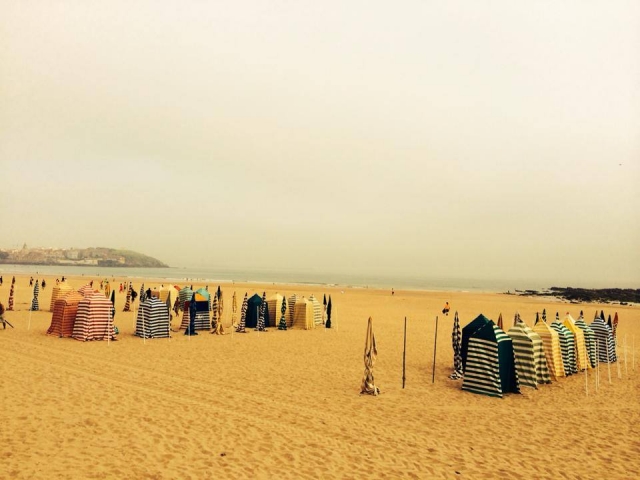 playa de gijon llena de casetas